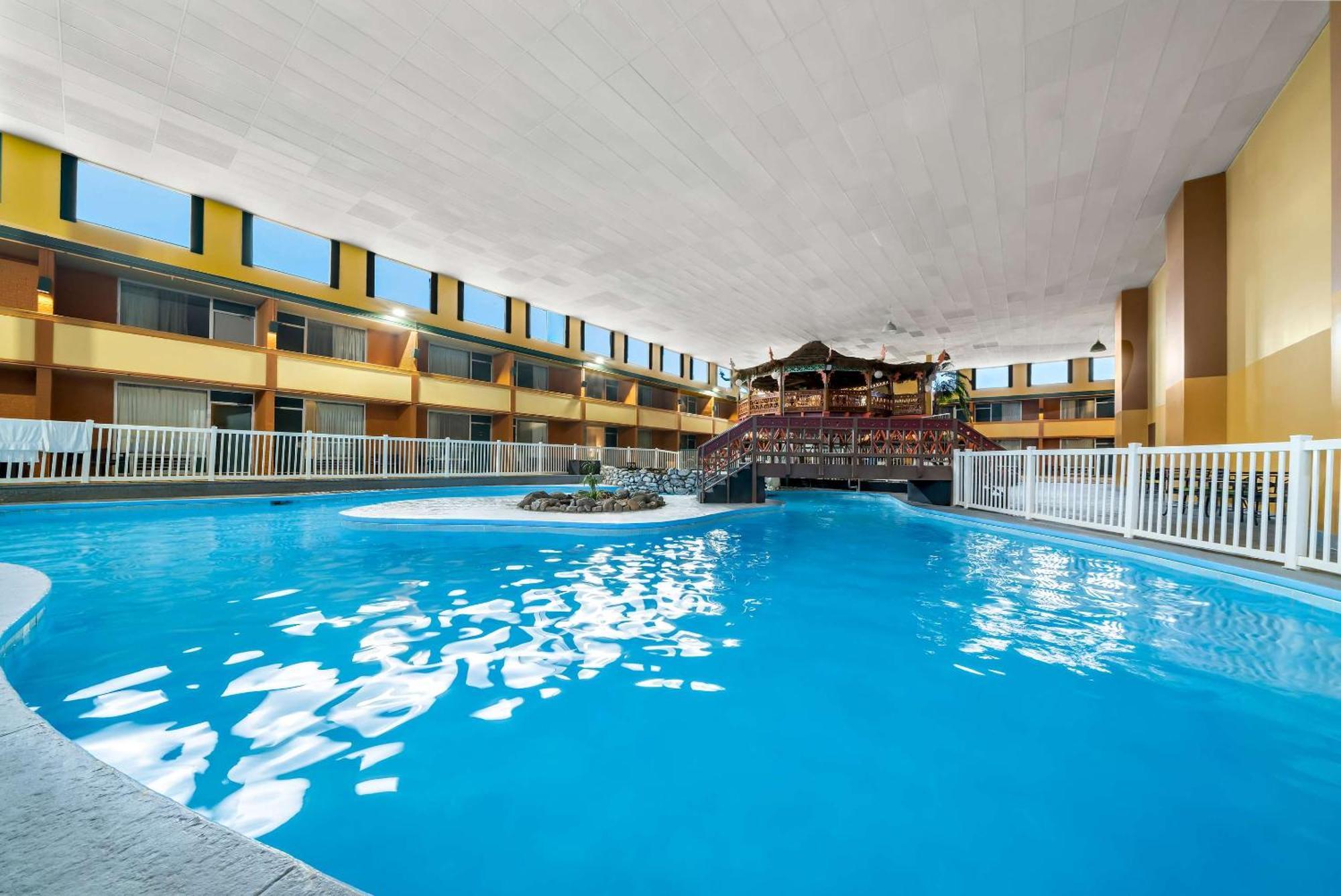Suburban Studios, Киърни Екстериор снимка
